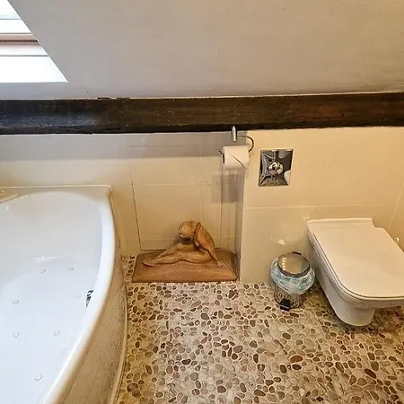 Seaside Loft Abbey Views With Parking 아파트 *