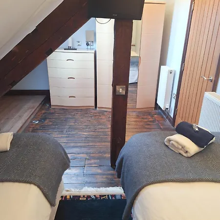 Seaside Loft Abbey Views With Parking 아파트 휫비