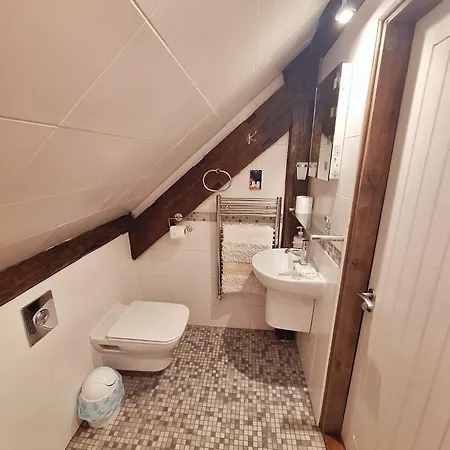 Seaside Loft Abbey Views With Parking 아파트 휫비