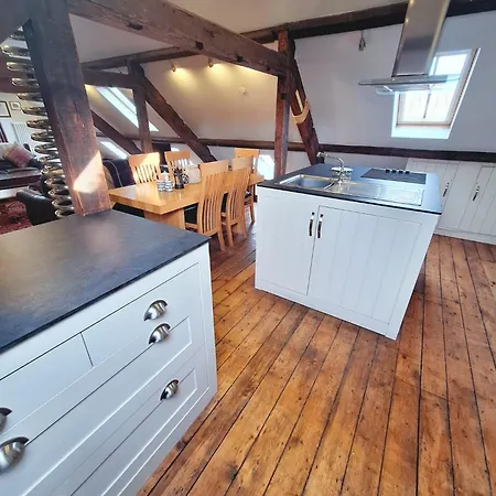 Seaside Loft Whitby Abbey Views, Central Apartment
